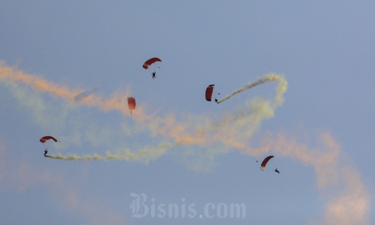 Atraksi di Langit Jakarta saat Gladi Bersih Persiapan HUT Ke-78 TNI