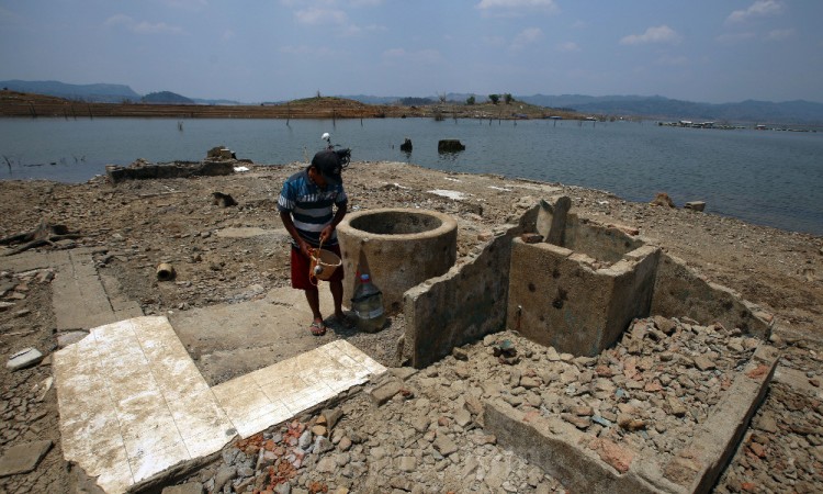 Waduk Jatigede di Kabupaten Sumedang Mulai Mengering Akibat Musim Kemarau Panjang