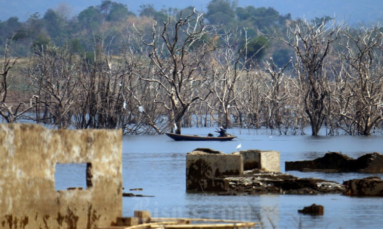 Waduk Jatigede di Kabupaten Sumedang Mulai Mengering Akibat Musim Kemarau Panjang