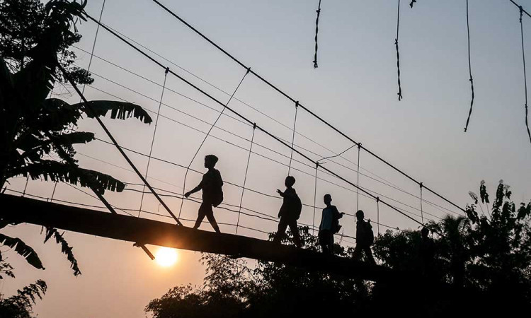 Warga Nekat Gunakan Jembatan Gantung Yang Rusak di Banten