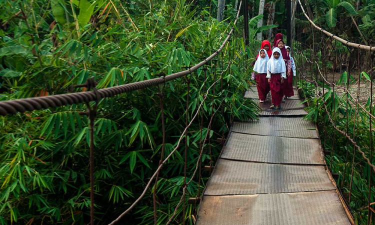 Warga Nekat Gunakan Jembatan Gantung Yang Rusak di Banten