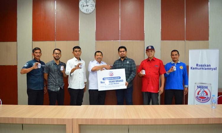 Nestle BEAR BRAND Donasikan Produk dan Masker Bagi Petugas Pemadam Kebakaran Kalimantan Barat
