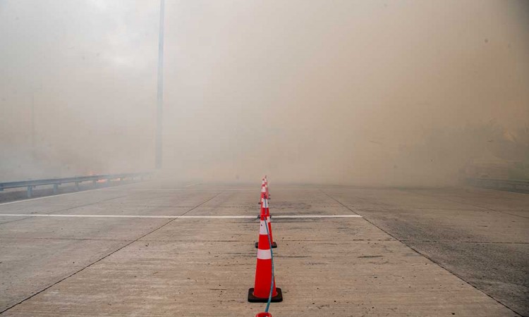 Jalan Tol Palindra di Sumsel Tertutup Asap Kebakaran Lahan