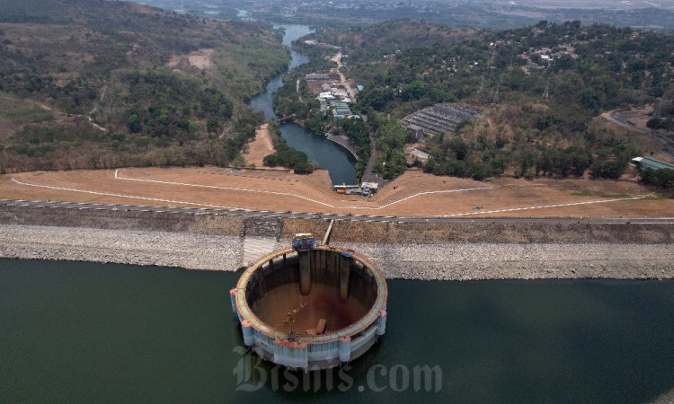 Debit Air di Waduk Jatiluhur Mulai Menyusut