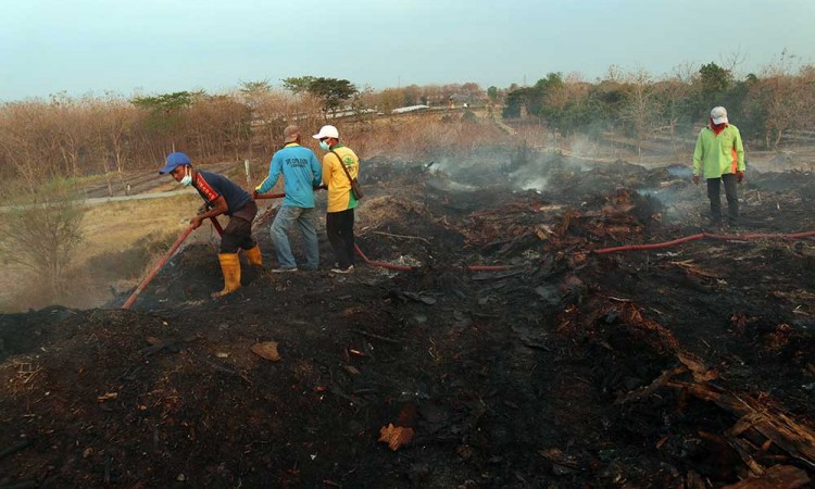 Petugas Masih Berusaha Memadamkan Kebakaran di TPA Banjardowo Jawa Timur