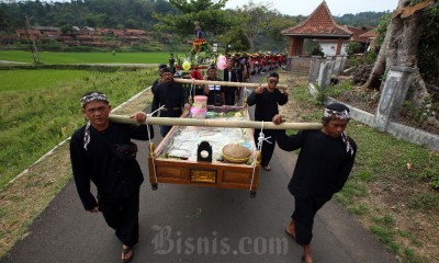 Kemeriahan Upacara Adat Tahunan Sedekah Bumi di Kuningan