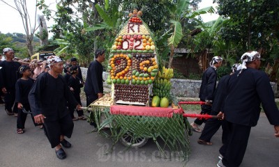 Kemeriahan Upacara Adat Tahunan Sedekah Bumi di Kuningan