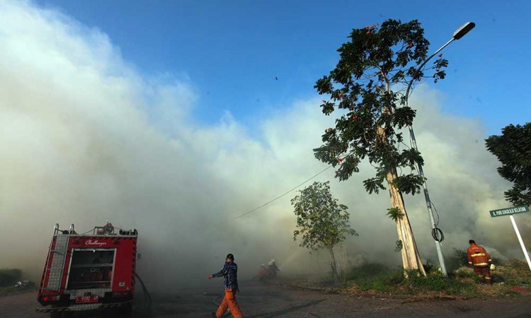Kebakaran Lahan di Kawasan Puri Sukolilo Selatan Surabaya