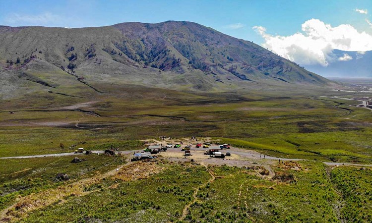 Kawasan Bukit Teletubbies di Gunung Bromo Kembali Menghijau