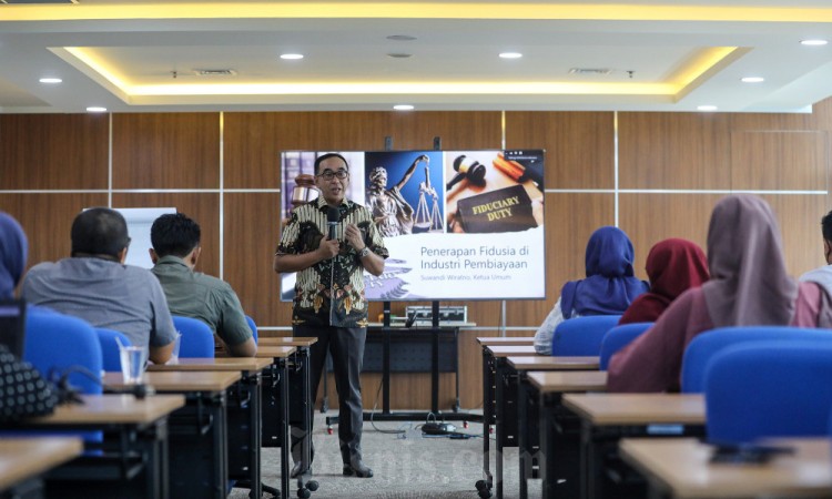 Ketua Umum APPI Suwandi Wiratno Bahas Isu-Isu Terkini di Industri Pembiayaan saat Acara Diskusi Pakar di Bisnis Indonesia