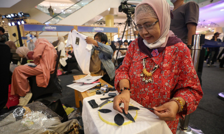 Pelatihan Menyulam Kain Oleh Almira Handmade Meriahkan Acara Pertamina SMEXPO 2023