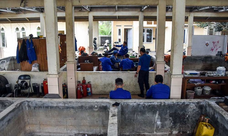 Tidak Memiliki Kantor, Personil Damkar Kota Tasikmalaya Terpaksa Menumpang di Bangunan Bekas Kolam Ikan