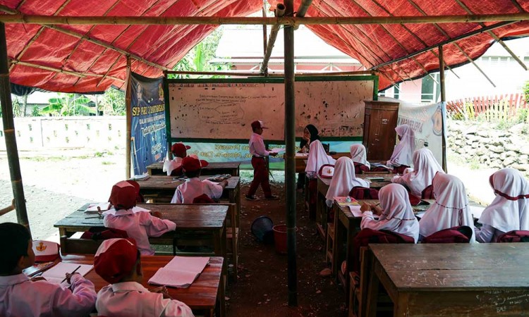 Siswa SD di Sukabumi Terpaksa Belajar di Tenda Darurat Karena Bangunan Sekolah Rusak