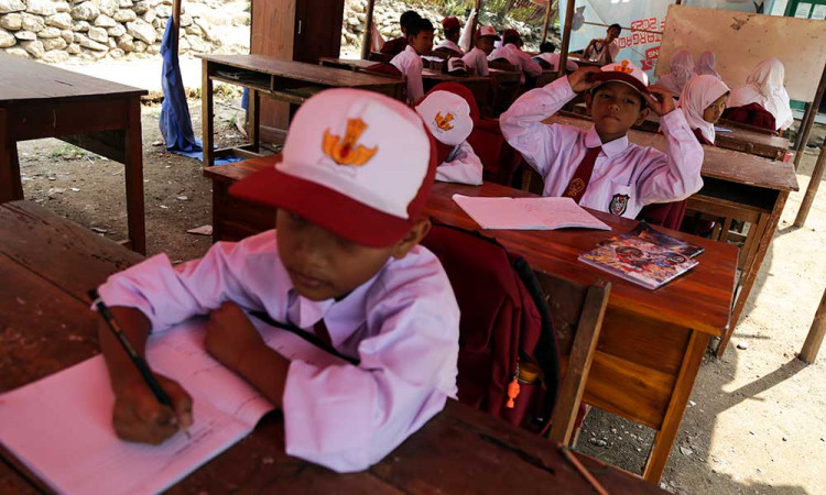 Siswa SD di Sukabumi Terpaksa Belajar di Tenda Darurat Karena Bangunan Sekolah Rusak