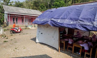 Siswa SD di Sukabumi Terpaksa Belajar di Tenda Darurat Karena Bangunan Sekolah Rusak