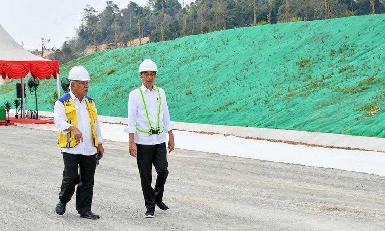 Presiden Joko Widodo Tinjau Pembangunan Jalan Tol Yang Menghubungkan Balikpapan ke Kawasan IKN