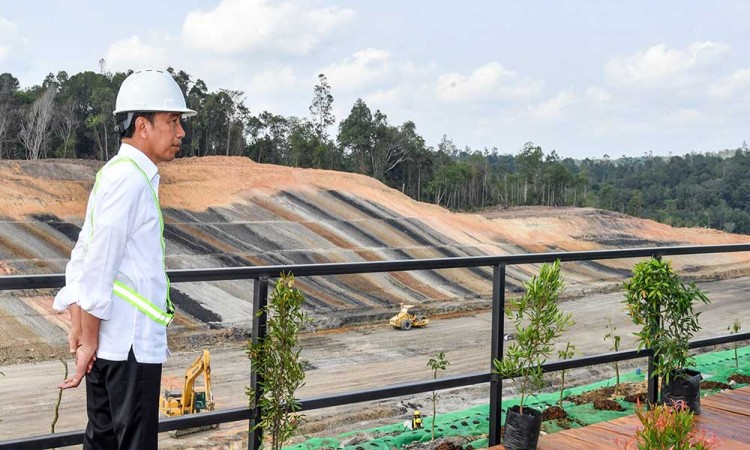 Presiden Joko Widodo Tinjau Pembangunan Jalan Tol Yang Menghubungkan Balikpapan ke Kawasan IKN