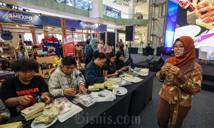 Owner NaySyifa Craft Luluk Pangestuti Gelar Workshop Pembuatan Kalung Ethnic Dari Kain Perca Ecoprint 