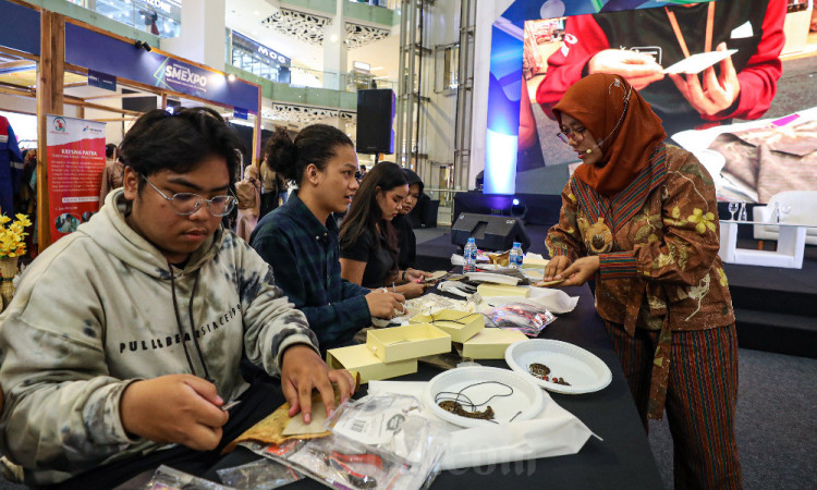 Owner NaySyifa Craft Luluk Pangestuti Gelar Workshop Pembuatan Kalung Ethnic Dari Kain Perca Ecoprint 