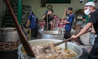 Tradisi Memasak Nasi Kebuli Peringatan Haul Solo