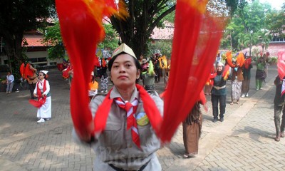 Menari Massal Dan Peragaan Busana Pejuang 1945