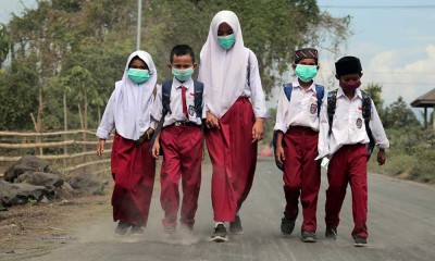 Pembagian Masker Kepada Warga Yang Terdampak Hujan Abu Vulkanik Gunung Dukono di Maluku Utara