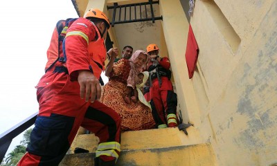 Petugas Gabungan Evakuasi Warga Yang Terjebak Banjir di Aceh