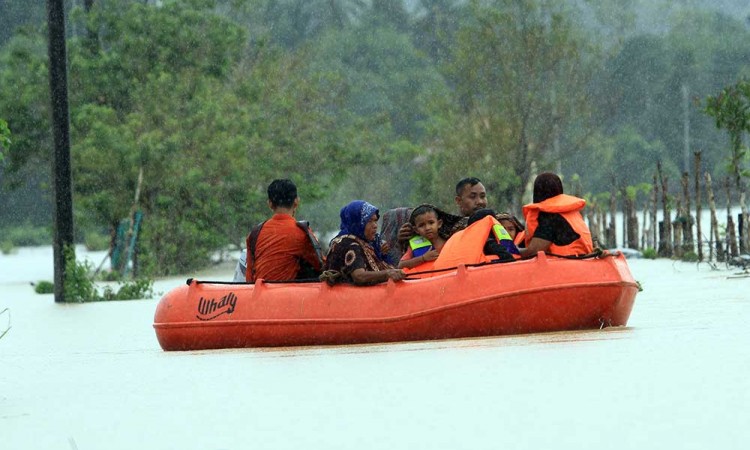 Petugas Gabungan Evakuasi Warga Yang Terjebak Banjir di Aceh