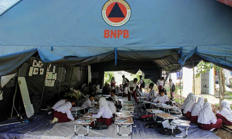 Siswa di Cianjur Masih Belajar di Tenda Darurat 