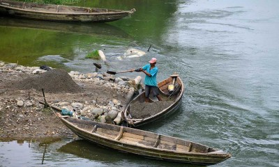 Penambang Pasir di Padang Pariaman Masih Menggunakan Alat Tradisional Agar Tidak Merusak Lingkungan