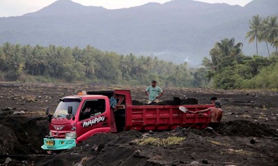 Gunung Dukono Berstatus Waspada, Penambang Pasir di Jalur Lahar Diminta Selalu Waspada