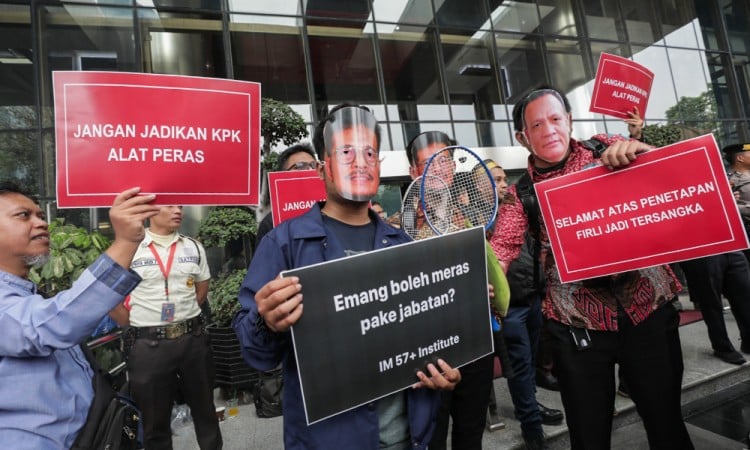 Koalisi Masyarakat Sipil Anti Korupsi Gelar Aksi Damai di Gedung Merah Putih KPK