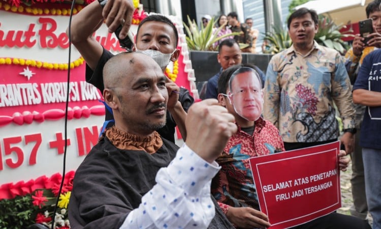 Koalisi Masyarakat Sipil Anti Korupsi Gelar Aksi Damai di Gedung Merah Putih KPK