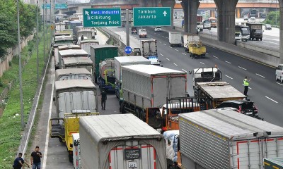 Kemacetan Terjadi di Tol Jakarta-Cikampek Akibat Unjuk Rasa Buruh Yang Menutup Pintu Tol Kawasan MM2100
