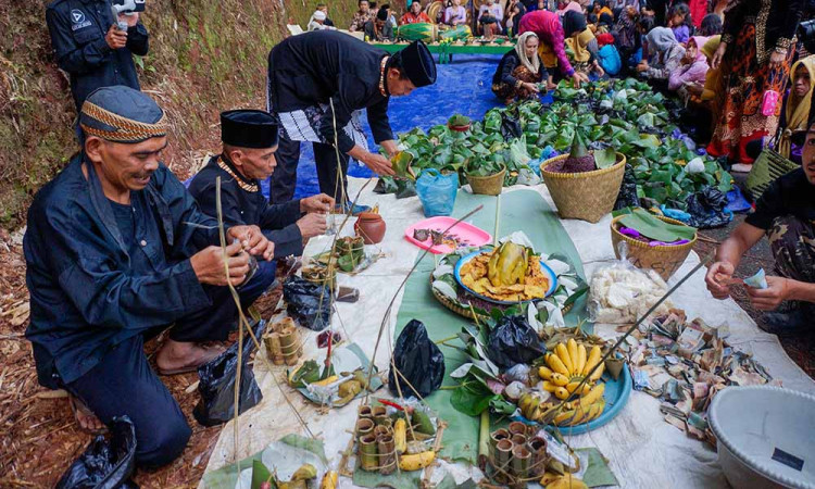 Tolak Bala Lewat Nyadran Gunung Rogokusumo Silurah