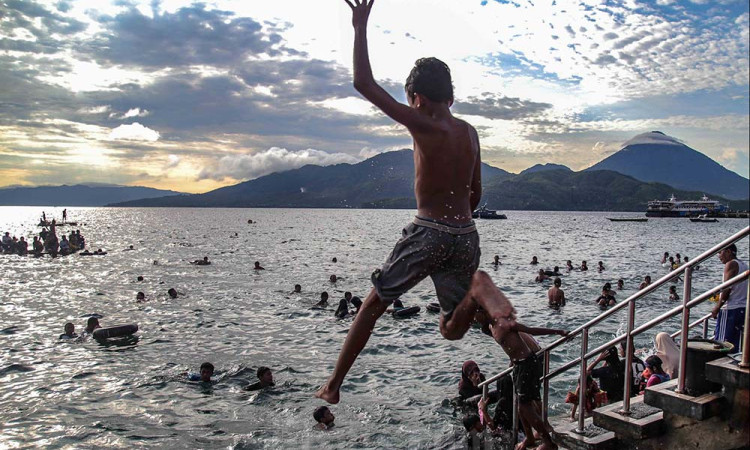 Wisata Pantai Falajawa di Ternate