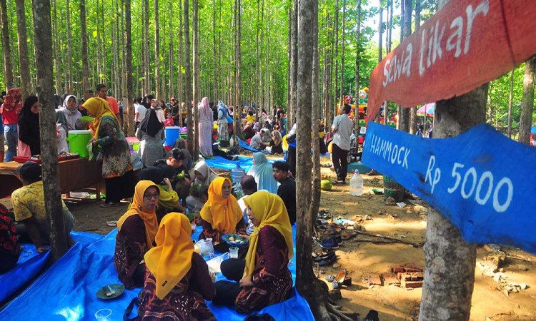 Keramaian Pasar Sarwono Yang Terletak di Tengah Hutan di Kudus Jawa Tengah
