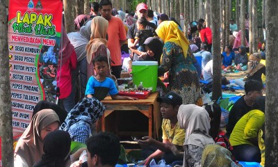Keramaian Pasar Sarwono Yang Terletak di Tengah Hutan di Kudus Jawa Tengah