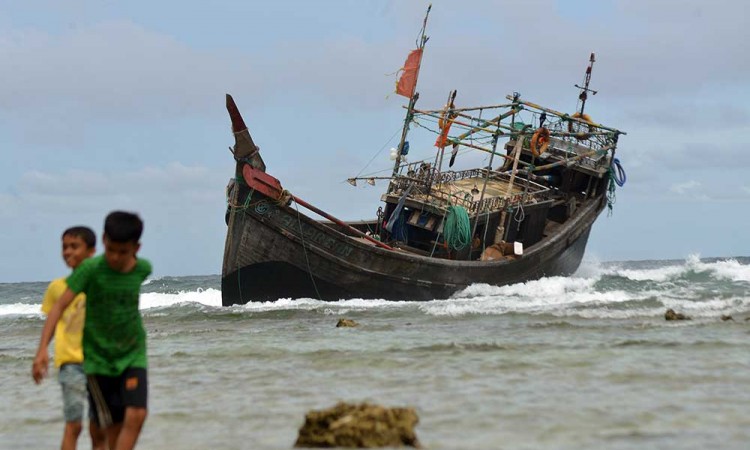 Kapal Yang Mengangkut Imigran Etnis Rohingya Terdampar di Pulau Sabang