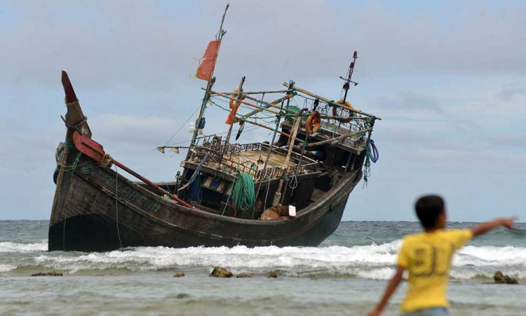 Kapal Yang Mengangkut Imigran Etnis Rohingya Terdampar di Pulau Sabang