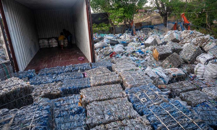Pemerintah Dorong Pengelolaan Sampah Plastik Melalui Program Inclusive Recycling Indonesia (IRI)
