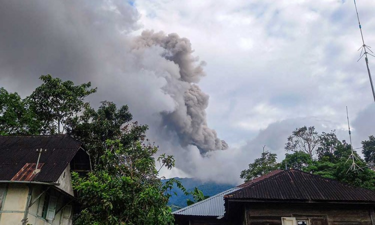 Gunung Merapi di Sumatra Barat Alami Erupsi