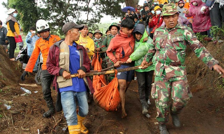 Detik-Detik Evakuasi Jenazah Pendaki Korban Erupsi Gunung Merapi di Sumatra Barat