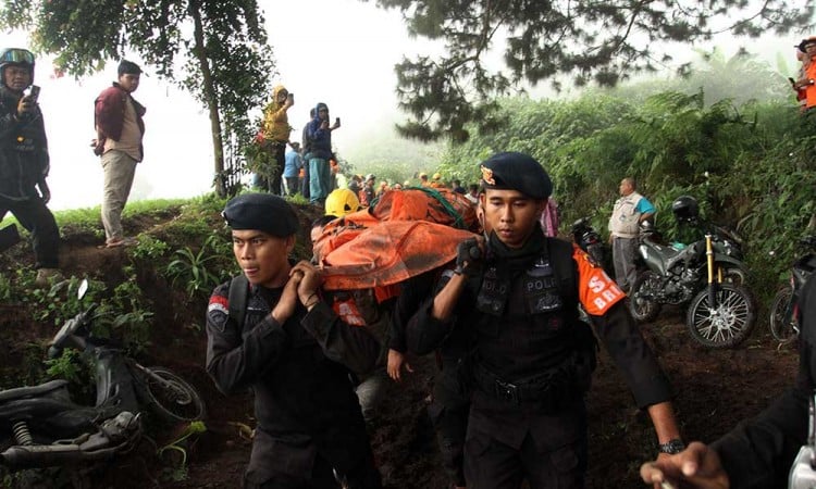 Detik-Detik Evakuasi Jenazah Pendaki Korban Erupsi Gunung Merapi di Sumatra Barat