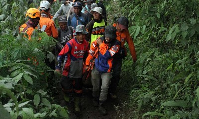 Detik-Detik Evakuasi Jenazah Pendaki Korban Erupsi Gunung Merapi di Sumatra Barat