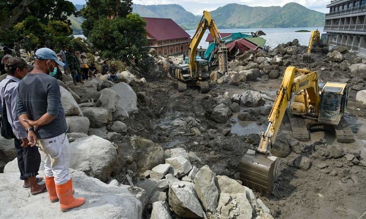 Pencarian Korban Tanah Longsor di Sumatra Utara Masih Dilakukan