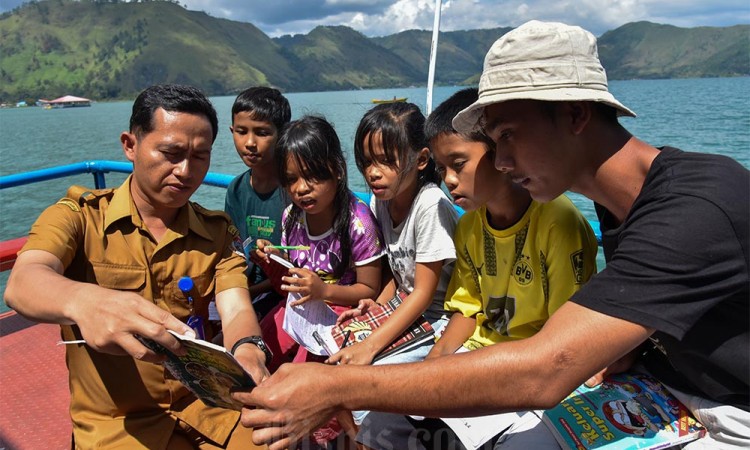 Kapal Belajar di Danau Toba Untuk Anak Pengungsi Korban Longsor