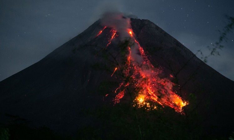 Gunung Merapi Kembali Muntahkan Lava Pijar Sejauh 1.900 Meter