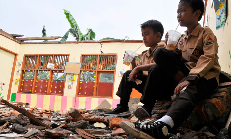 Atap SDN Setiamekar 03 Tambun Roboh, Siswa Terpaksa Belajar Secara Begantian