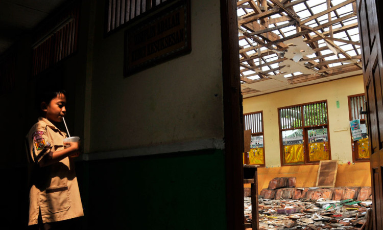 Atap SDN Setiamekar 03 Tambun Roboh, Siswa Terpaksa Belajar Secara Begantian